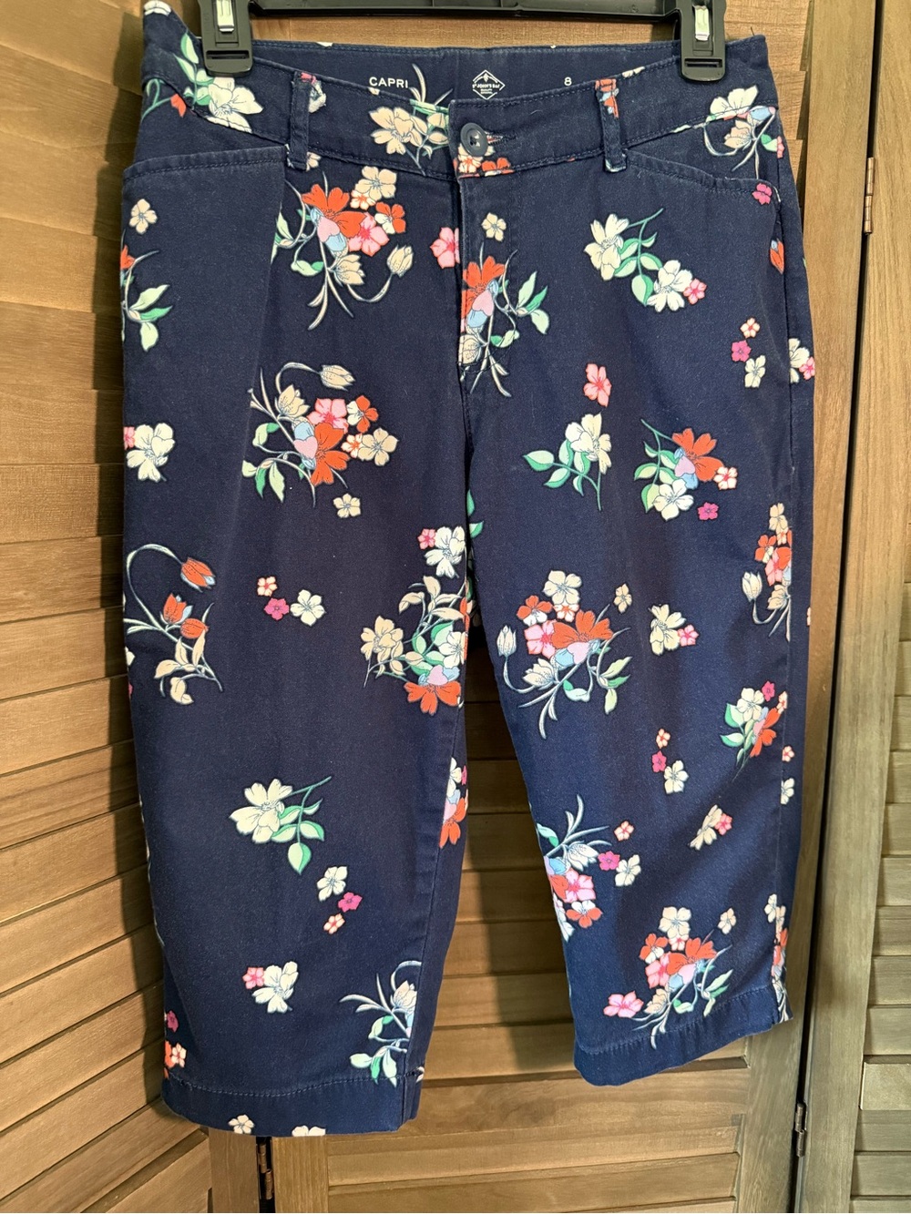 St. John's Bay Navy floral print capri.